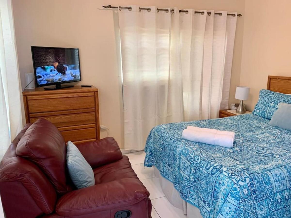 4, Blue Pavilion - Steps To - Car, Value, Service Apartment *